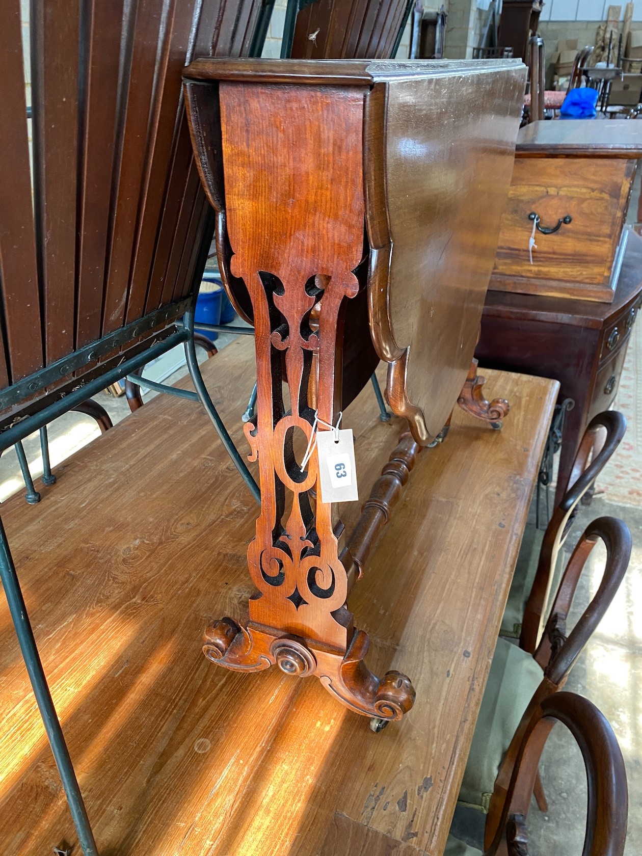 A Victorian mahogany Sutherland table, width 91cm, depth 16cm, height 72cm